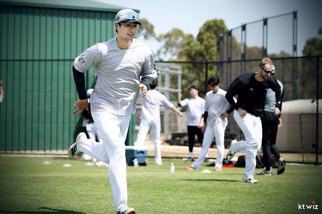 지난달 30일 호주 질롱서 열린 KT위즈 스프링캠프서 KT아시아쿼터 스기모토가 훈련에 임하고 있다. 사진=KT위즈