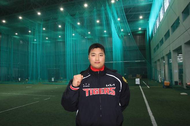 KIA타이거즈 내야수 변우혁 선수가 본지와 만나 인터뷰한 후 사진 촬영에 임하고 있다. /사진=주홍철 기자