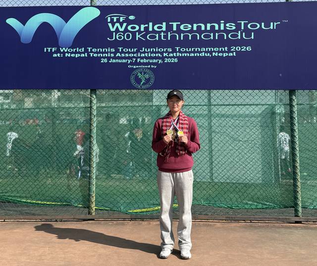 테니스계 샛별 김서현 선수가 2026 ITF J60 네팔 카트만두 국제주니어테니스대회에서 단식과 복식 모두 우승을 차지해 두개의 메달을 들고 기념촬영을 하고 있다. 전일중 제공