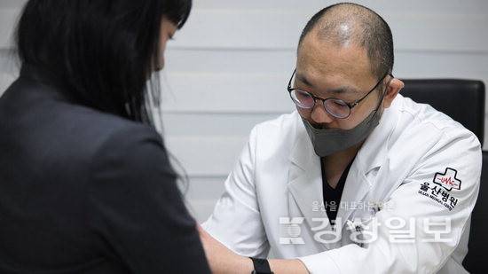 ▲ 울산병원 정형외과 전문의 김동영 과장이 손저림 증상을 호소하는 환자를 진찰하고 있다.