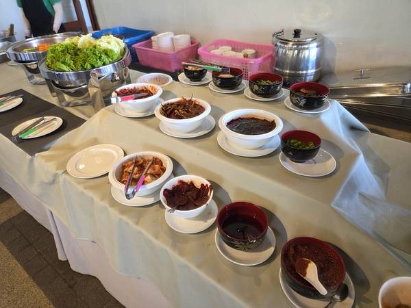 경남FC 선수단 점심. 김치와 꺳잎무침 등 한식도 준비돼 있다. /박신 기자