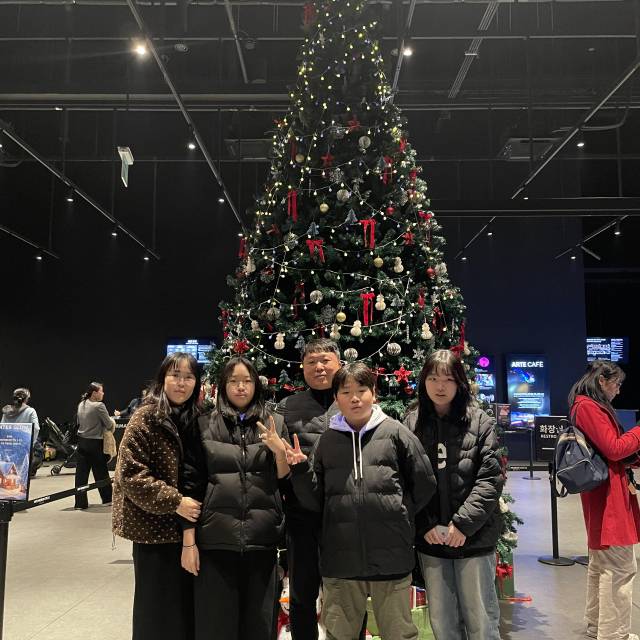 지난 1월 부산 여행에서 다섯 가족은 시티투어버스를 타고 아르떼뮤지엄에 들렀다. 김창숙 씨 제공