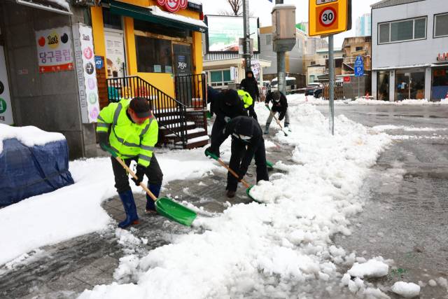 울진군이 겨울철 대설·한파 대비 재난대응체계 본격 가동한다(사진은 울진군청 직원들이 제설작업을 하고 있는 모습. 울진군 제공