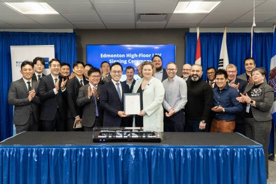 현대로템 이용배(사진 앞줄 왼쪽에서 다섯번째) 대표이사 사장과 새라 니콜스(사진 앞줄 왼쪽에서 여섯번째) 에드먼턴시 행정부시장 등 관계자들이 캐나다 앨버타주 에드먼턴시에서 열린 에드먼턴 고상형 경전철 계약식에서 기념사진을 찍고 있다.사진=현대로템