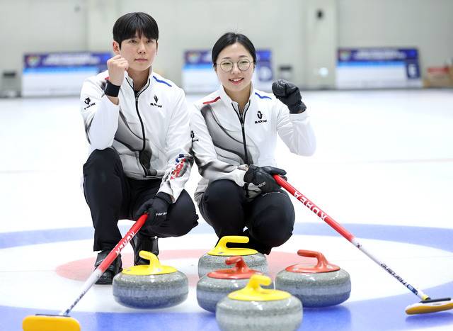 2026 밀라노코르티나 동계올림픽 컬링 믹스더블에 출전하는 김선영, 정영석이 지난달 7일 충북 진천선수촌에서 훈련을 마친 뒤 파이팅을 외치고 있다.