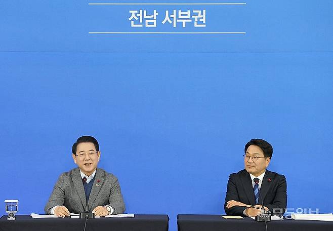 광주·전남 행정통합, ‘전남 서부권’ 타운홀미팅이 2일 오후 해남문화예술회관에서 열린 가운데 김영록 전라남도지사가 발언을 하고 있다. 이날 행사에는 김영록 전라남도지사와 강기정 광주광역시장이 직접 출연해 행정통합에 대한 강력한 추진 의지를 밝혔다. 또한 해남과 목포, 무안 등 서남권 9개 시·군 주민들이 현장 및 유튜브를 통해 질문을 하는 등 실시간으로 참여했다.