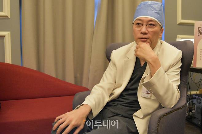 1월 27일 강남 루비성형외과의원에서 만난 허정우 총괄대표원장이 외국인 환자 수술 현황을 이야기하고 있다.(한성주 기자 hsj@)