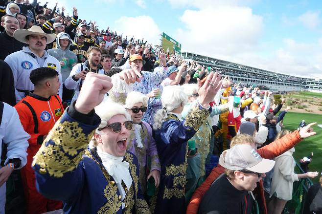 WM피닉스 오픈 16번홀에 모인 팬들이 선수들을 향해 열정적인 응원을 보내고 있다. (사진=AFPBBNews)