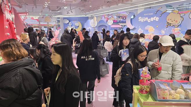 4일 오후 서울 마포구 트렌드팟 바이 올리브영 홍대에 마련도니 ‘망그러진 곰’ 팝업스토어에 방문객들이 몰려 있다. (사진=김지우 기자)