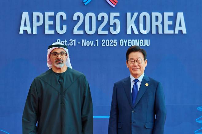 이재명 대통령과 칼리드 빈 모하메드 빈 자예드 알 나흐얀 UAE 아부다비 왕세자가 31일 경북 경주화백컨벤션센터에서 열린 2025 아시아태평양경제협력체(APEC) 정상회의에서 기념촬영을 하고 있다. (사진=대통령실·뉴시스)