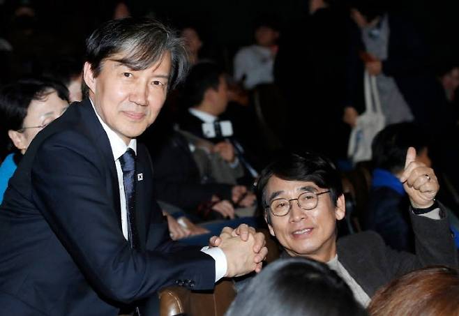 지난 2024년 3월 20일 조국 조국혁신당 대표와 유시민 작가가 서울 용산구 CGV용산아이파크몰에서 열린 영화 '1980' VIP시사회에 참석해 인사를 하고 있다.