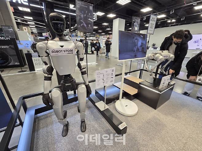 서울 영등포구 이마트 영등포점 일렉트로마트에 전시된 휴머노이드 로봇 G1. 가격은 3100만원이다. (사진=한전진 기자)