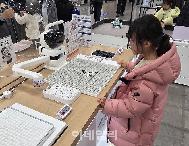 어린이 고객이 이마트 로봇 매장에서 바둑 로봇과 대국을 체험하고 있다. 이마트에 따르면 실제 판매는 바둑 로봇과 반려로봇 등 중저가 제품을 중심으로 이뤄지고 있다. (사진=한전진 기자)