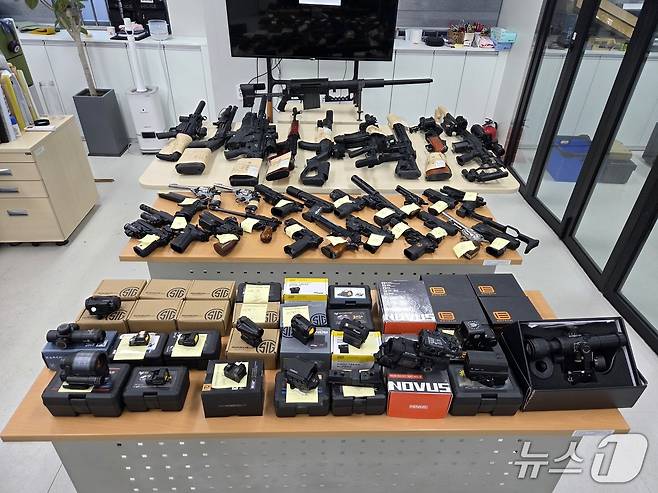 충남경찰청이 압수한 모의총포 및  불법총포 부품. (충남경찰청 제공, 재판매 및 DB금지) / 뉴스1