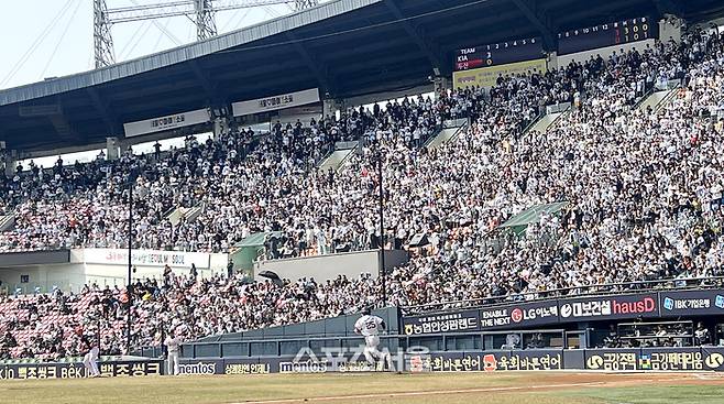 지난해 3월14일 잠실구장에서 열린 2025 KBO리그 두산과 KIA의 시범경기에서 팬들이 내야를 가득 채우고 야구를 즐기고 있다. 잠실 | 박진업 기자 upandup@sportsseoul.com