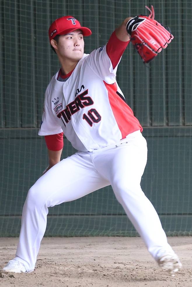 KIA 김태형이 2026 일본 아마미오시마 스프링캠프에서 불펜피칭을 하고 있다. 사진 | KIA 타이거즈