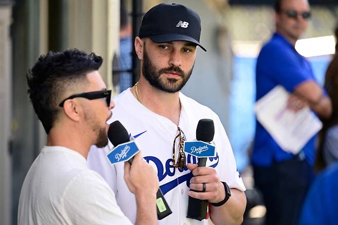 LOS ANGELES, CALIFORNIA - JANUARY 31: Tanner Scott #66 of the Los Angeles Dodgers is interviewed at Dodger Stadium on January 31, 2026 in Los Angeles, California.   John McCoy/Getty Images/AFP (Photo by John MCCOY / GETTY IMAGES NORTH AMERICA / Getty Images via AFP)

<저작권자(c) 연합뉴스, 무단 전재-재배포, AI 학습 및 활용 금지>