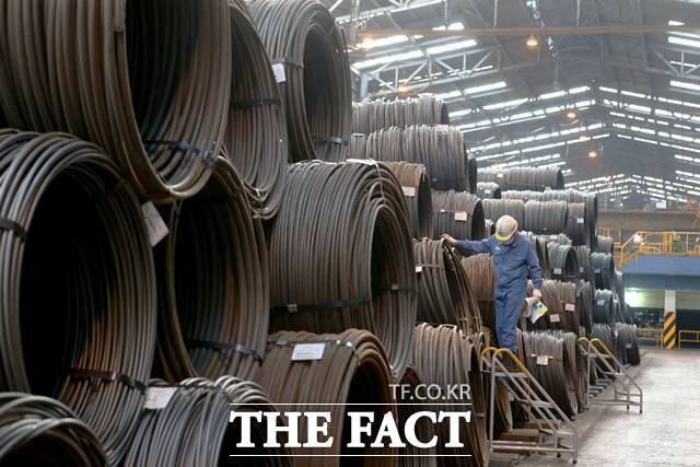 세아베스틸지주는 미국 특수합금 자회사 SST가 생산하는 니켈 특수합금이 스페이스X 발사체에 적용될 수 있다는 기대감이 반영되며 지난달 주가가 45% 급등했다. 사진은 세아베스틸과 세아창원특수강이 협업해 생산한 특수강 선재를 작업자가 살펴보는 모습. /세아베스틸지주
