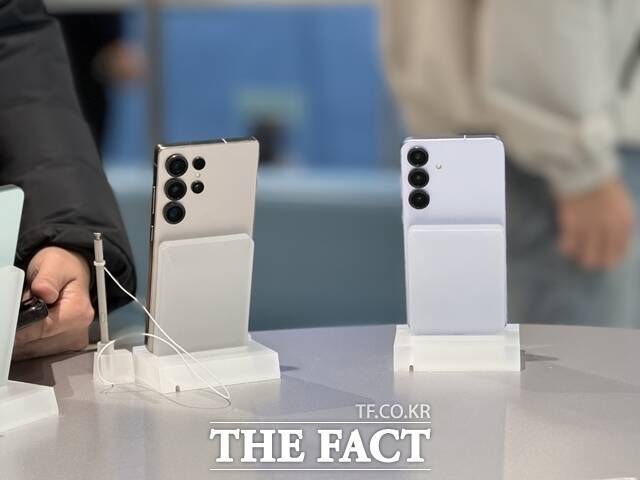 삼성전자 상반기 스마트폰 신제품 '갤럭시S26' 시리즈에 대한 궁금증이 커지고 있다. 사진은 전작 '갤럭시S25' 시리즈. /더팩트 DB