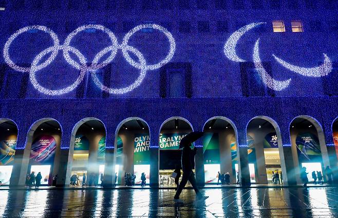 2일(현지시간) 저녁 이탈리아 밀라노 두오모 대성당 인근의 한 건물 외벽에 2026 밀라노 코르티나 동계 올림픽 관련 장식이 설치되어 있다. /장련성 기자