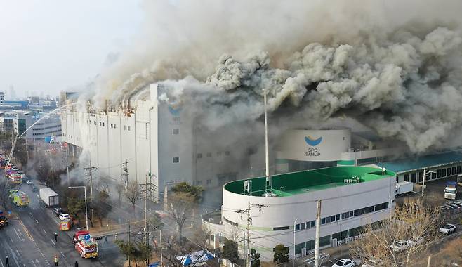 지난 3일 오후 경기 시흥시 정왕동 SPC삼립 시화공장에서 불이 나 소방 당국이 대응 1단계를 발령하고 진화 작업을 벌이고 있다. /뉴스1