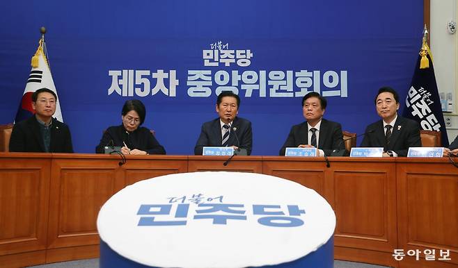 정청래 더불어민주당 대표가 3일 오후 서울 여의도 국회에서 ‘1인1표제’ 당헌 개정안 중앙위원회 가결에 대한 기자회견을 하고 있다. 2026.02.04 장승윤 기자 tomato99@donga.com