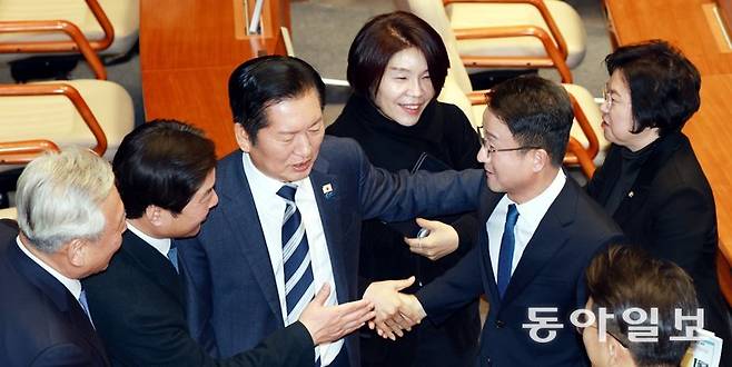 더불어민주당 한병도 원내대표(오른쪽에서 두 번째)가 3일 서울 여의도 국회 본회의장에서 교섭단체 대표 연설을 마친 뒤 동료 의원들과 악수하고 있다. 한 원내대표는 첫 교섭단체 대표 연설에서 “2월 국회 내 행정통합특별법 및 지방자치법을 처리하겠다”고 말했다. 장승윤 기자 tomato99@donga.com