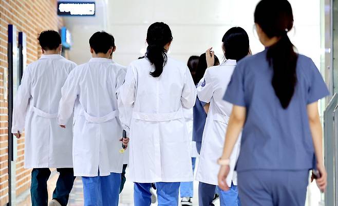 정부가 2026년 필수의료 전공의 수련수당 지침을 확정했다. 휴직 등 추가 수련자는 월 100만 원 수당에서 제외되며, 병원의 기존 보수 삭감 행위는 엄격히 금지된다. 뉴시스