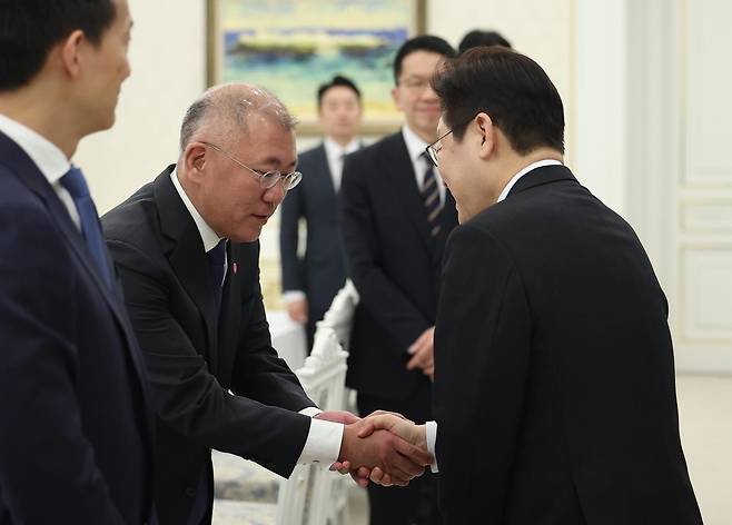 이재명 대통령이 4일 청와대에서 열린 청년일자리와 지방투자 확대를 위한 기업간담회에서 정의선 현대자동차 회장과 악수를 나누고 있다. 2026.2.4/뉴스1