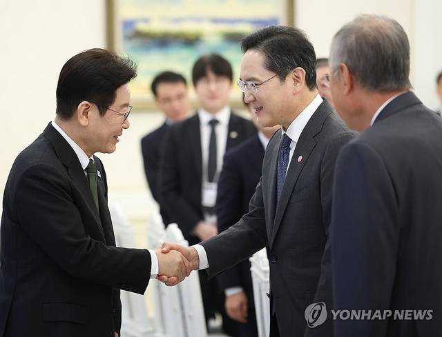 이재명 대통령이 4일 청와대에서 열린 ‘청년 일자리와 지방투자 확대를 위한 기업간담회’에 입장하며 이재용 삼성전자 회장과 인사하고 있다. 연합뉴스