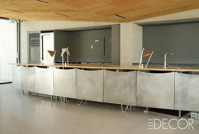 복합문화공간 미네랄하우스를 위해 제작한 캐노피를 설치한 서프보드 형태의 바.