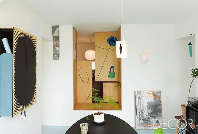 사사건건 대표 전중섭의 집. 오래된 맨션을 레너베이션했으며, 직접 제작한 가구에 페인팅을 더해 어디에도 없는 예술적 공간을 완성했다.