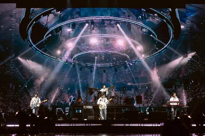 밴드 데이식스가 지난달 31일 말레이시아 쿠알라룸푸르의 악시아타 아레나에서 데뷔 10주년 기념 투어 '더 데케이드'(The DECADE)를 개최했다.JYP엔터테인먼트 제공