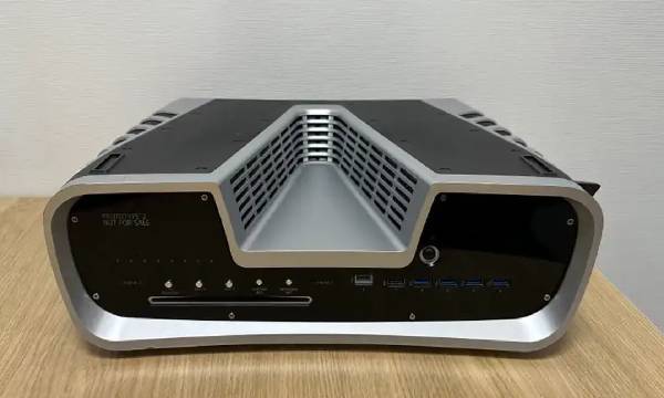 플스5 개발키트. 신기하게 생기지 않았는가