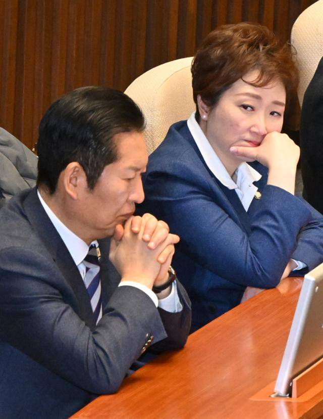 이언주(오른쪽) 더불어민주당 최고위원이 2일 국회 본회의장에서 열린 제432회 국회(임시회) 개회식에 참석해 정청래 대표를 바라보고 있다. 민경석 기자