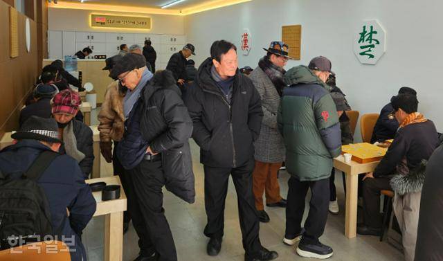 3일 서울 종로구 '탑골 어르신 문화 놀이터'에서 노인들이 장기와 바둑을 두며 시간을 보내고 있다. 탑골공원 장기판 철거 전처럼 대국 중인 판 옆에 서서 구경꾼 역할을 하는 노인들도 있다. 나광현 기자