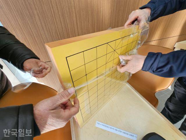 3일 서울 종로구 '탑골 어르신 문화 놀이터'에서 관계자들이 새로 구매한 장기판의 포장 비닐을 벗겨내고 있다. 나광현 기자