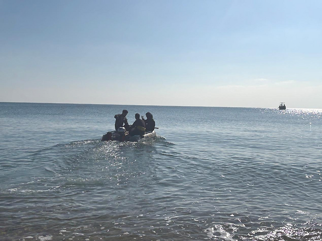 일본인 잠수사가 3일 일본 야마구치현 우베시 조세이 탄광 갱도 잠수를 위해 피아(배기구)로 향하고 있다. 우베=류호 특파원