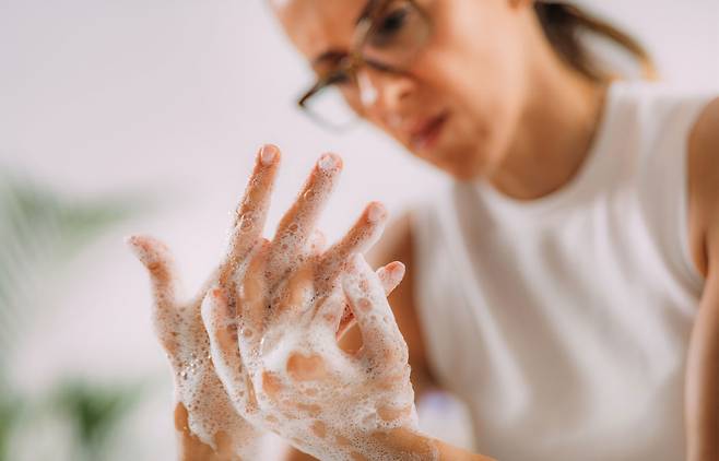 세균이 무서워서 손 씻기를 반복하는 등의 강박 행동은 순간의 불안은 줄이지만 점점 증상이 심해지는 결과를 초래한다. 불안을 느끼더라도 강박 행동을 하지 않도록 하는 것이 도움된다./사진=클립아트코리아