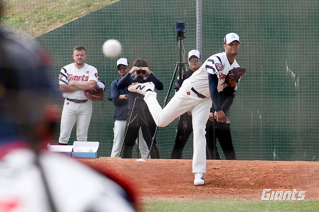 롯데 자이언츠 엘빈 로드리게스가 불펜 피칭을 하고 있다. 사진=롯데 자이언츠