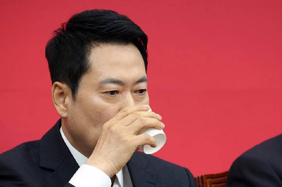 국민의힘 장동혁 대표가 2일 국회에서 열린 최고위원회의에서 물을 마시고 있다. [사진=연합뉴스]