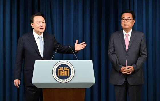 2024년 4월 22일 당시 윤석열 대통령이 용산 대통령실 청사에서 정진석 신임 비서실장을 소개하고 있다. 대통령실사진기자단