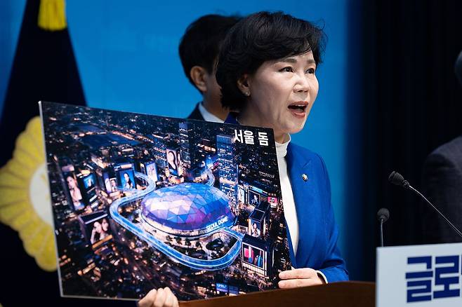 전현희 더불어민주당 의원이 2일 서울 여의도 국회 소통관에서 기자회견을 열고 서울시장 출마를 선언하고 있다. [뉴스1]