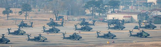 한미 연합연습 '자유의 방패'(FS·프리덤실드) 연습에 돌입한 10일 경기 평택시 팽성읍 주한미군기지 캠프 험프리스에 아파치 헬기가 계류되어 있다. 뉴스1