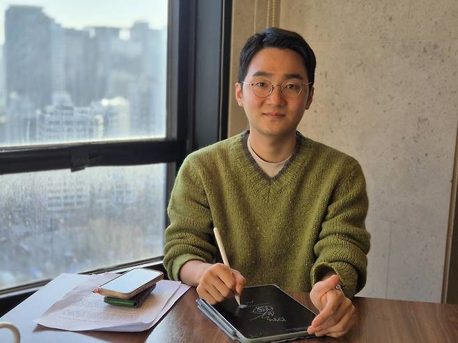 신춘문예 2관왕 오경진 서울신문 기자는 1월27일 기자협회보와 인터뷰에서 “동아일보 문화부 기자 출신으로 해직된 후 문학과지성사를 창립한 김병익 문학평론가를 본받고 싶다”고 했다.