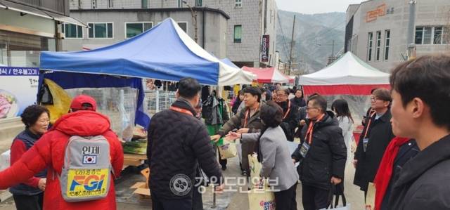 ▲ 인제5일장이 4일 열린 가운데 김진태 강원도지사가 이날 인제전통시장 일원에서 설명절 전통시장 장보기 행사와 물가안정 캠페인을 벌였다.