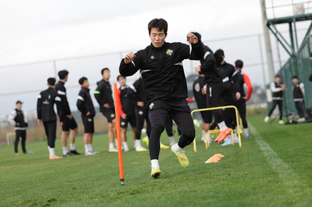 ▲ 강원FC 선수단이 지난달 31일 튀르키예 안탈리아에서 전지훈련에 임하고 있다. 한국프로축구연맹 제공