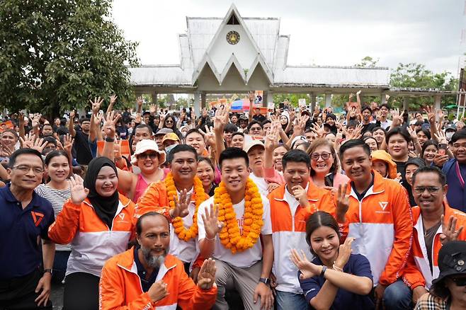 국민당의 유세 현장. 가운데 머리 짧은 이가 낫타퐁 총리 후보.(사진 출처 : 방콕포스트)