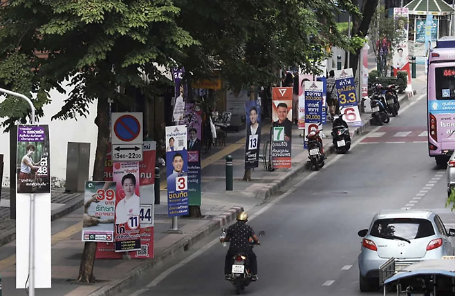 각종 선거 벽보가 나붙은 태국 방콕의 거리.  (사진 출처 : 더 네이션)