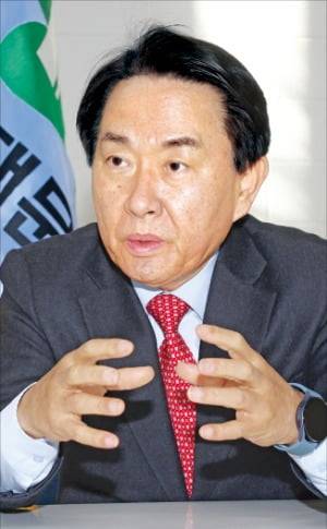 이성헌 서대문구청장이 3일 서울 서대문구 북아현동 문화스포츠센터에서 한국경제신문과 인터뷰하고 있다.  문경덕 기자